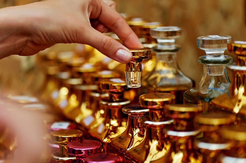 Desert Rose Perfume Oil 12 mL – Elegant Floral Oriental with Turkish Rose Amber and Musk. Alcohol Free Long Lasting Oil, Compliment Magnet