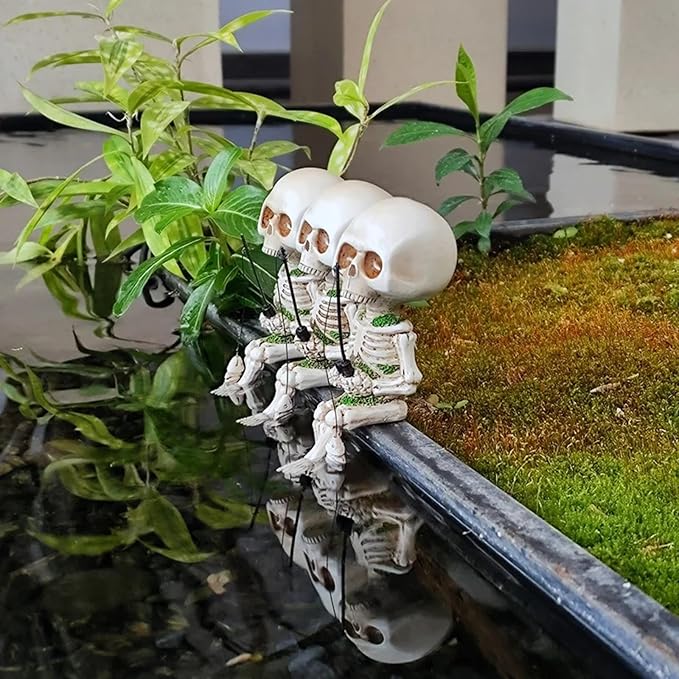 Christmas Fishing Skeleton Garden Accessory, Mini Skeleton Figurines Statue Decor for Fishing Enthusiast Gift Pond Fountain Waterfalls Poolside Gothic Home Office Desk Unique Holiday Ornament (1PCS)