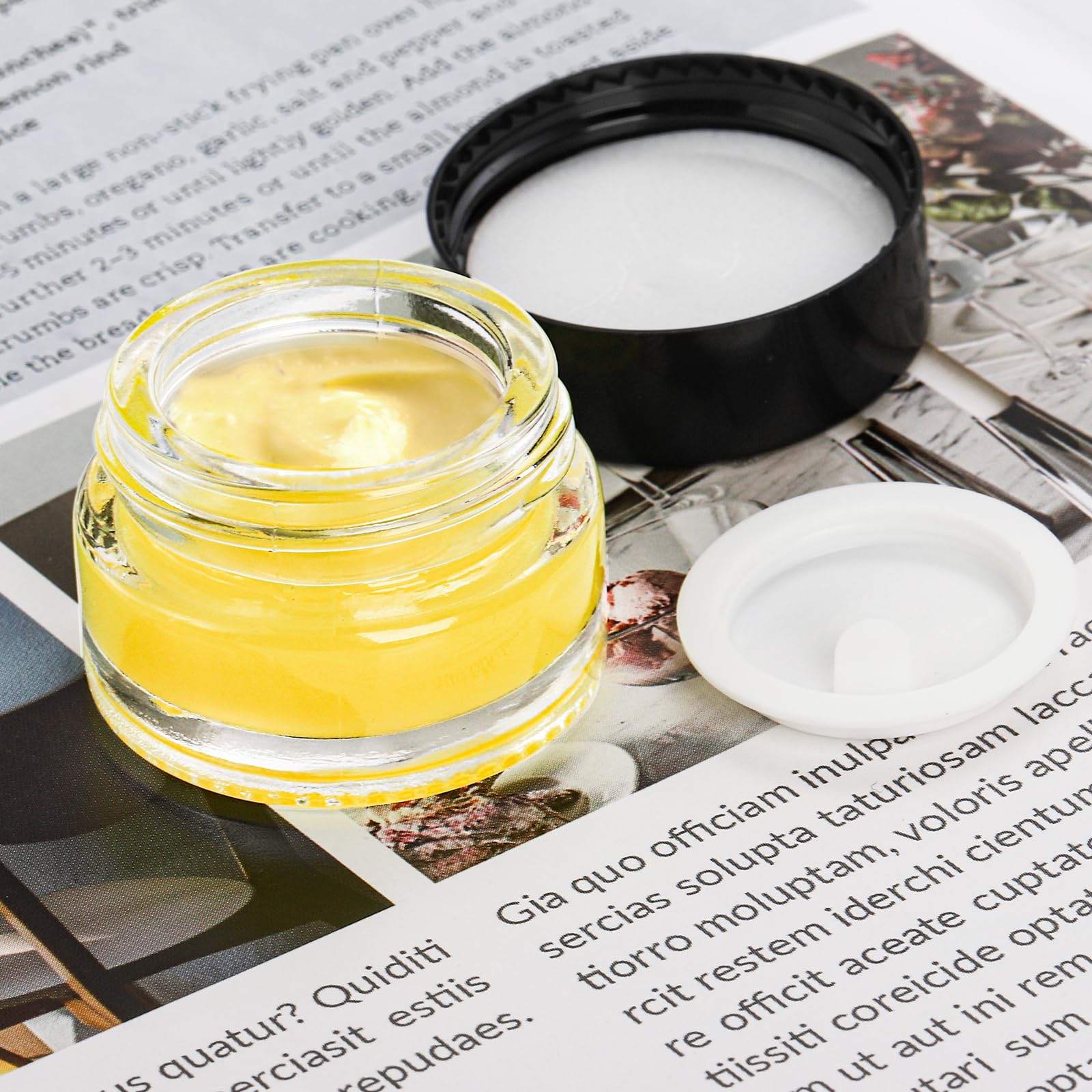 Coloch 90 Pack 5ml Glass Sample Containers with Black Lid, Mini Glass Cosmetics Jars with Inner Liner Bulk Refillable Tiny Glass Jars for Cosmetics, Lotion, Cream, Samples, Wax, Skincare, Travelling