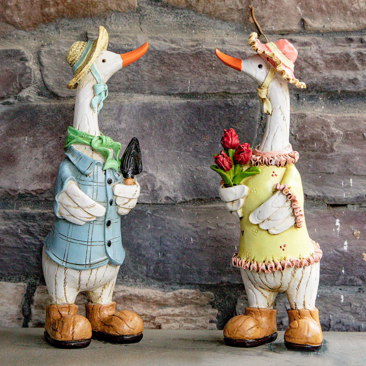 WONDHOME Garden Statues Couple Duck, Funny Cartoon Duck Garden Statues Indoor Outdoor Spring Decorations Cute Ducks Art Décor Goose for Yard Home Garden Patio and Office (2- Pack)
