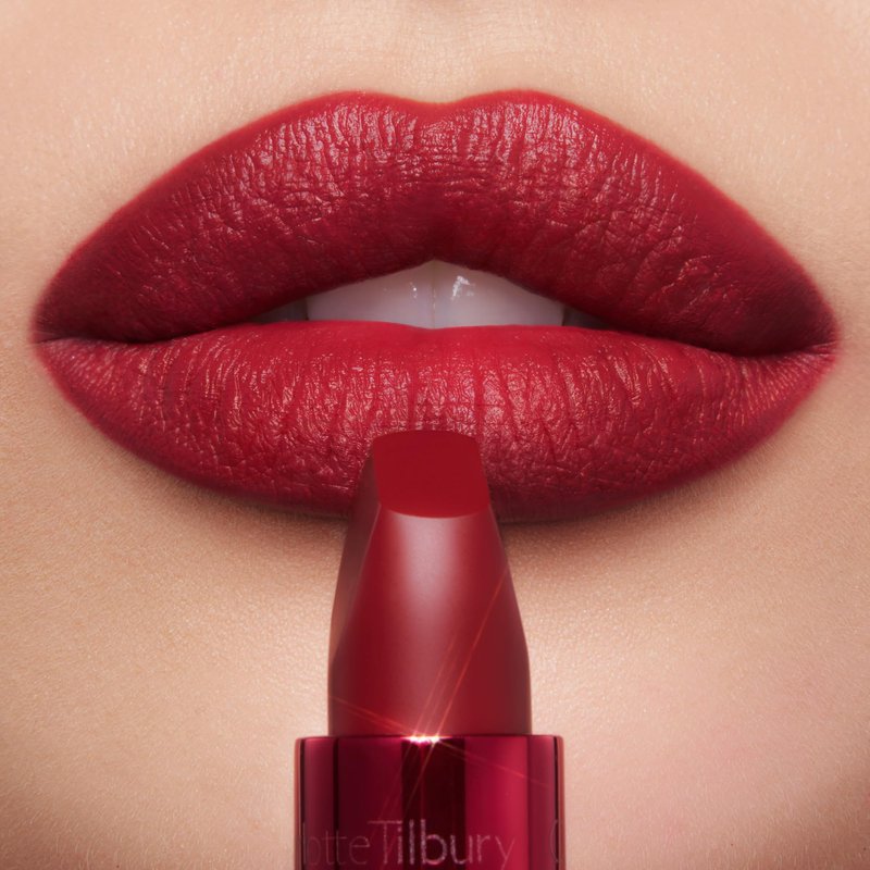 Charlotte Tilbury Matte Revolution Lipstick - Long Lasting, Matte Lipstick, Giftable Beauty Essential with Buildable Color & Lip-Loving Ingredients - Creamy, Easy to Blend Formula - Cinematic Red