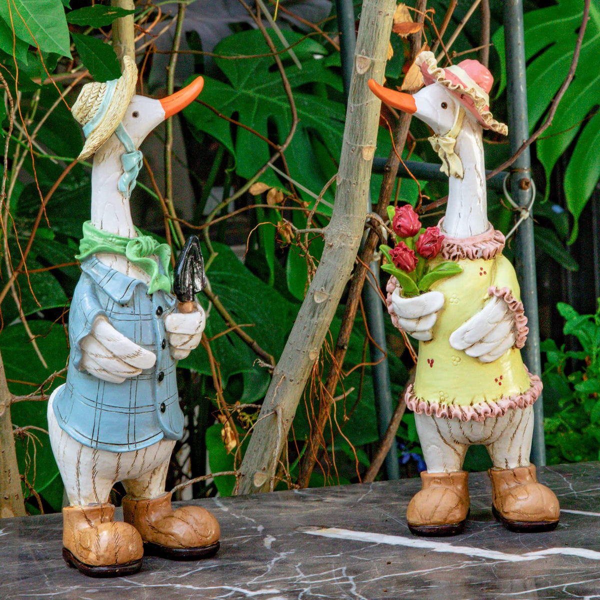 WONDHOME Garden Statues Couple Duck, Funny Cartoon Duck Garden Statues Indoor Outdoor Spring Decorations Cute Ducks Art Décor Goose for Yard Home Garden Patio and Office (2- Pack)